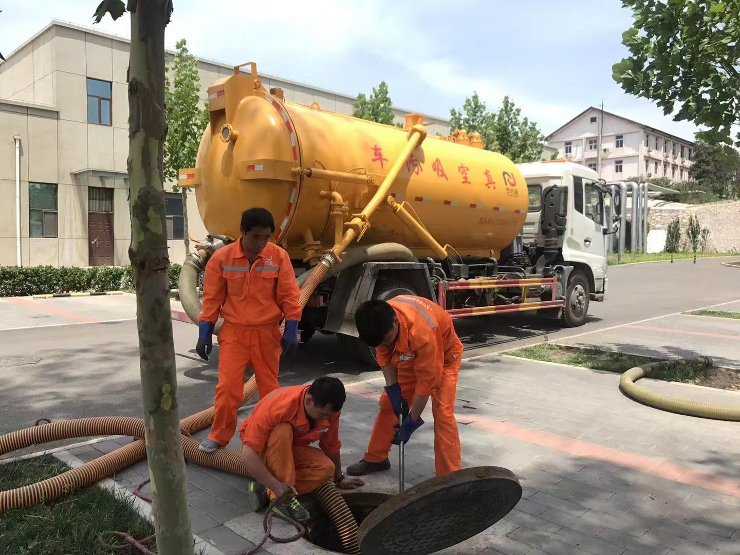 东海管道疏通车停在窨井附近