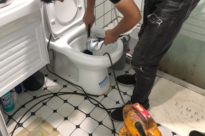 东海马桶堵塞自己疏通还是找师傅?专业上门服务让你省时更省心