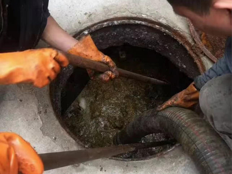 东海清理化粪池时如何避免沼气的危害?